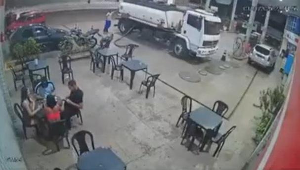 事發前,4人坐在油站旁的咖啡區,貨車正在加油。(互聯網)