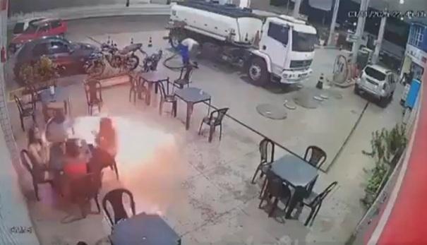 4人坐在油站旁的咖啡區,其中一名男子點煙,引發大火。(互聯網)