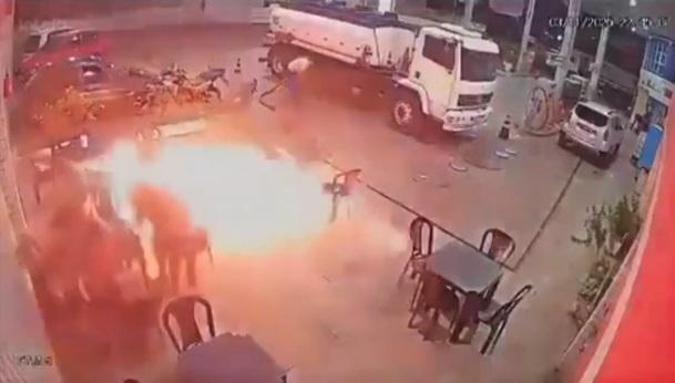 男子點煙,即引發火球,火勢迅即蔓延。(互聯網)