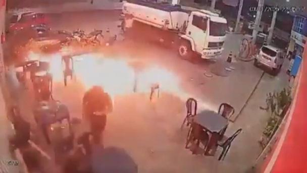 火球燃起,火勢迅即蔓延,4人慌張走避。(互聯網)