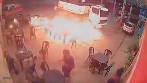 火勢迅即蔓延至另一邊。(互聯網)