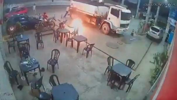 火勢迅即蔓延至另一邊。(互聯網)