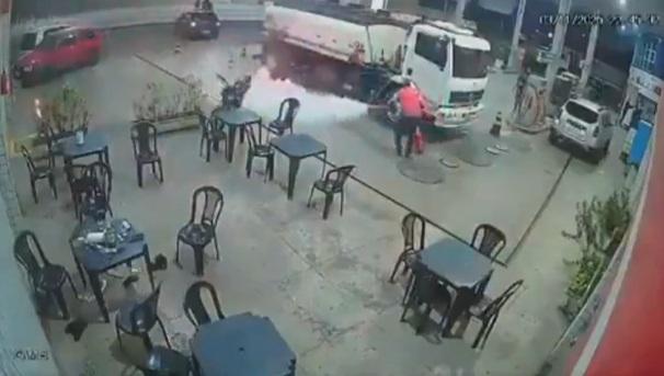 火勢迅即蔓延至另一邊,油站職員用滅火器救火。(互聯網)