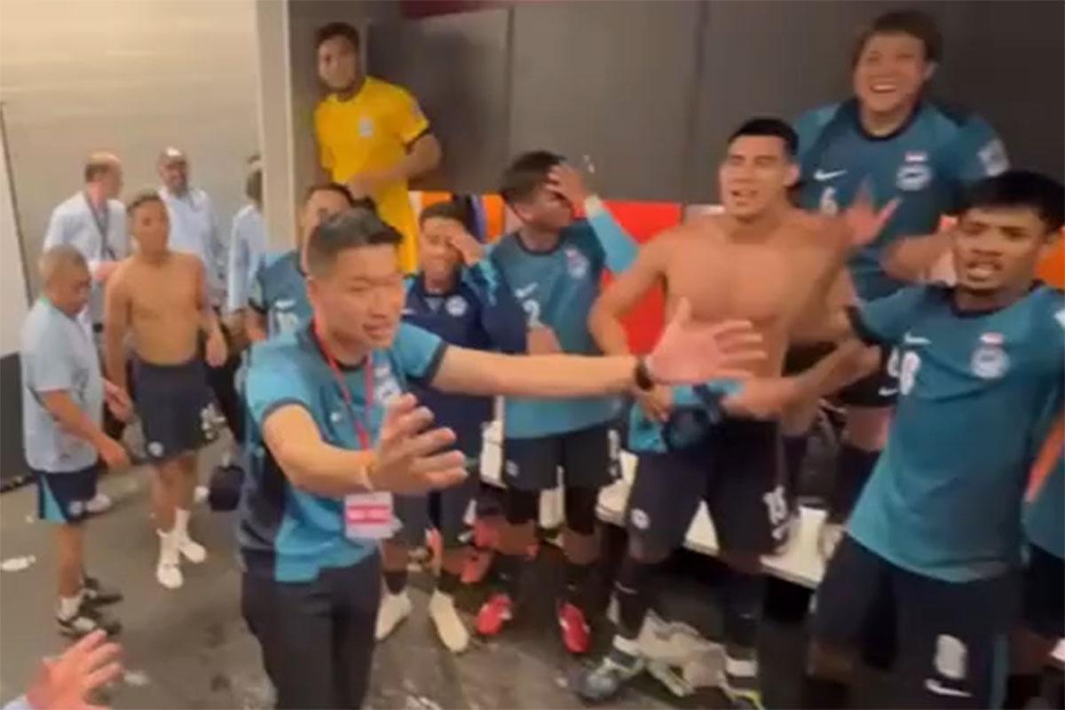梁振偉(舉雙手者)賽後到更衣室祝賀新加坡隊隊員。(網上影片截圖)
