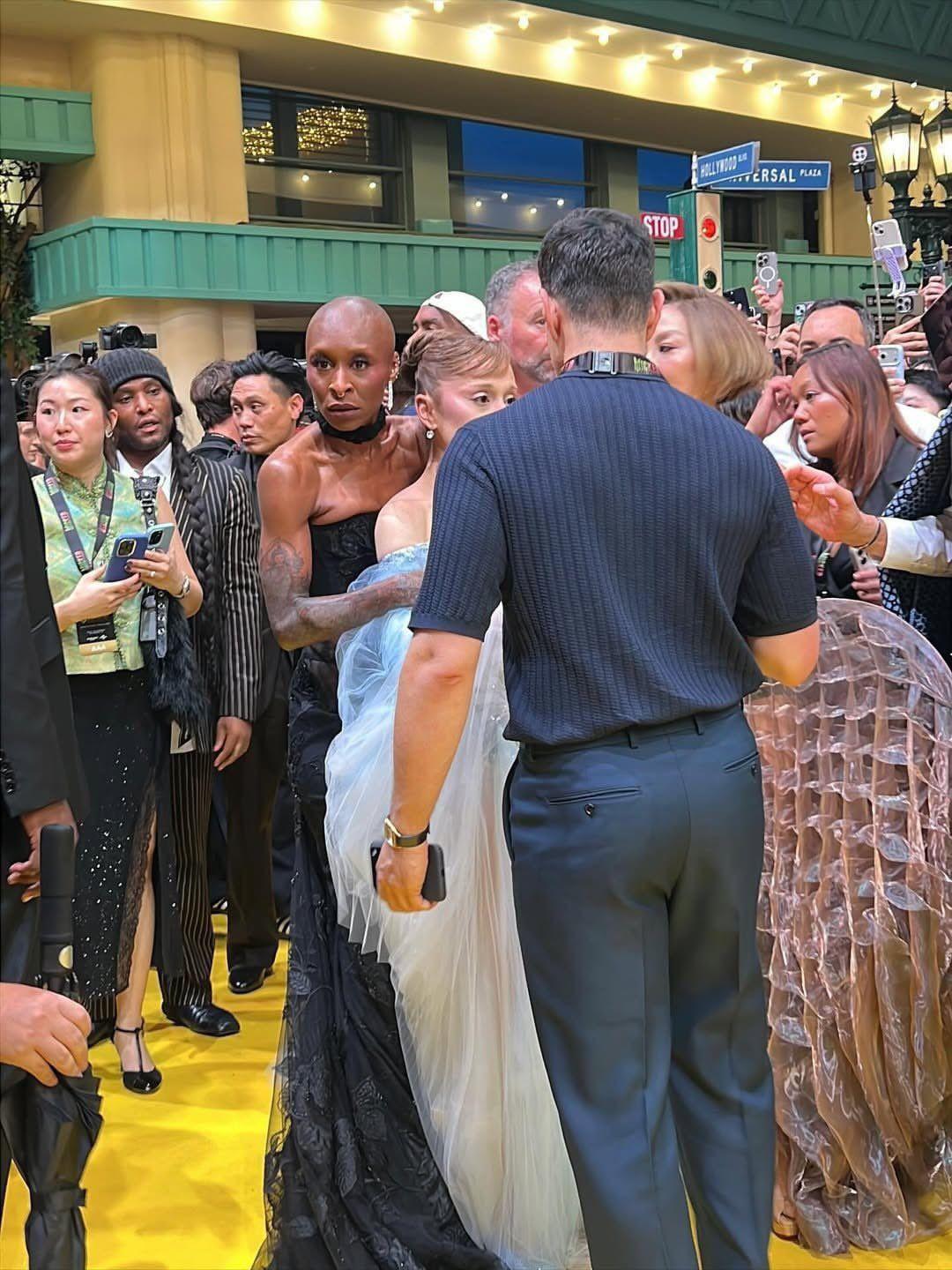 Ariana Grande遇狂迷埋身,拍檔Cynthia英勇護花。