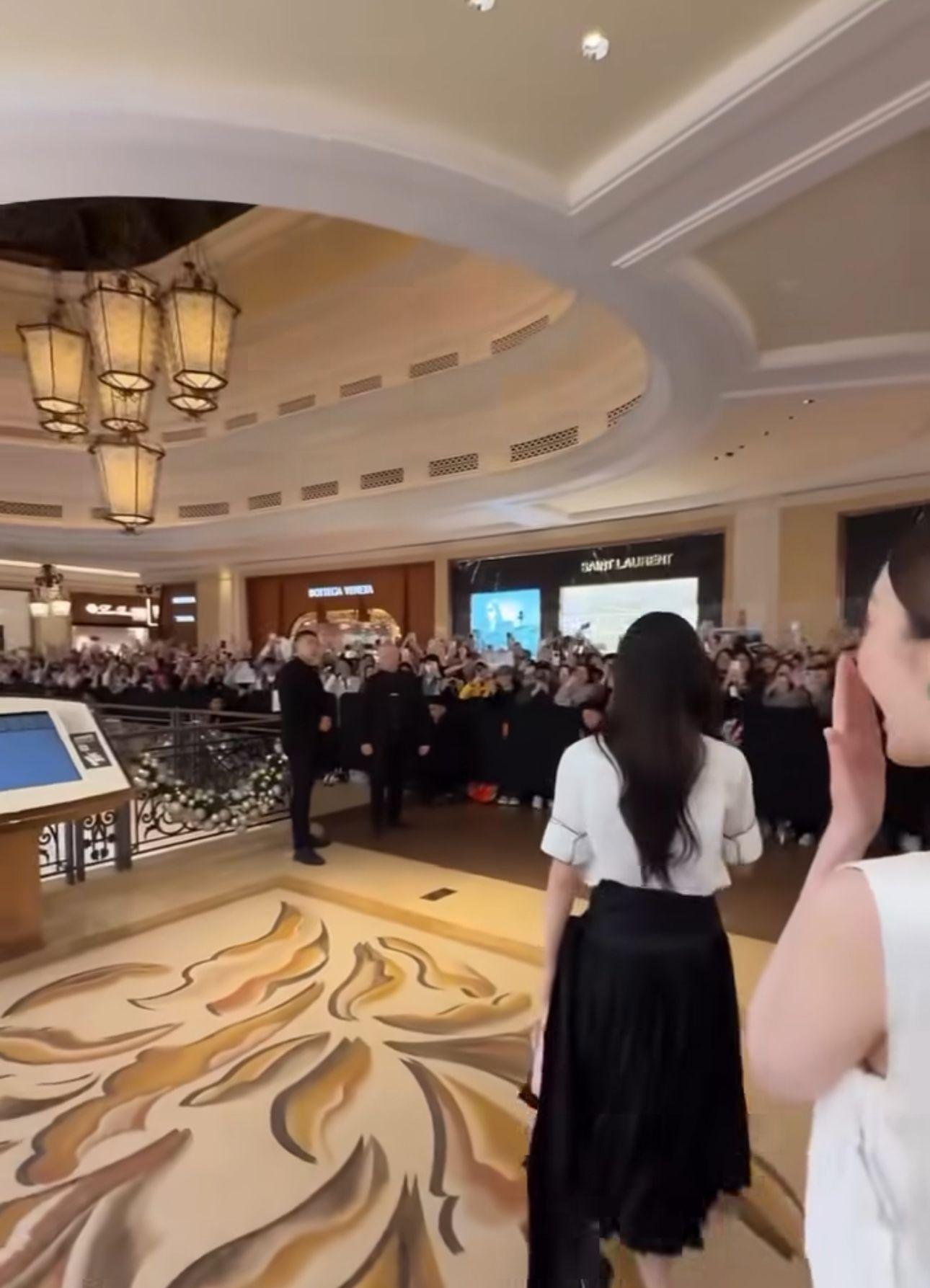 鄺玲玲、Orm現身澳門吸引大批fans支持。