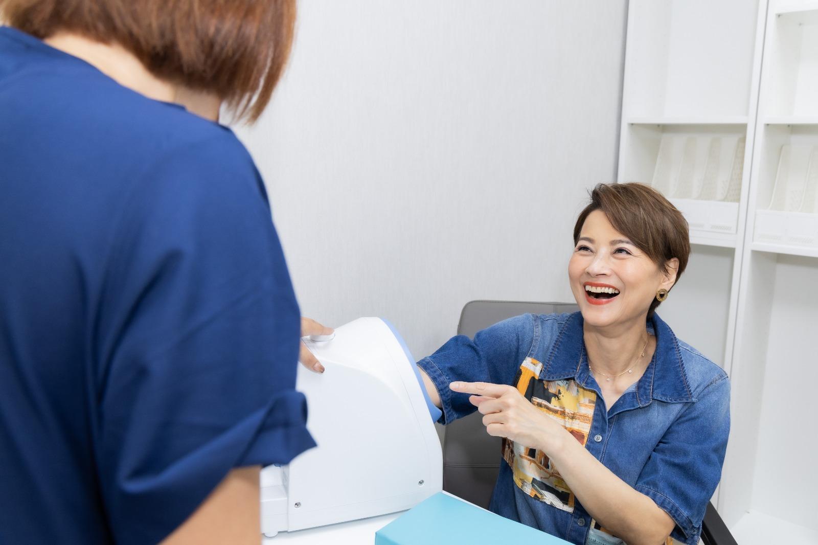 珊姐即時測血壓,夠晒健康。