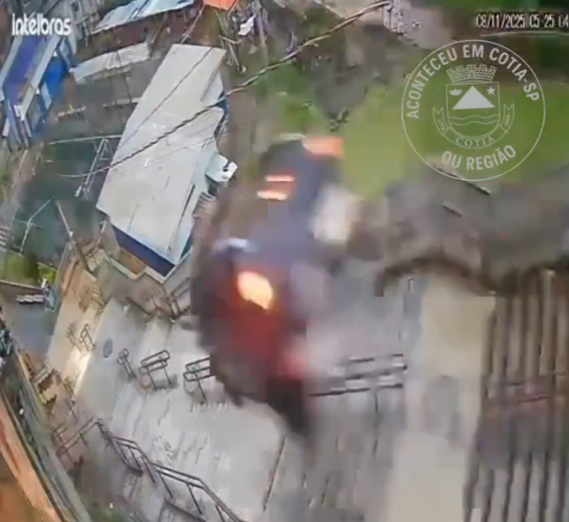 汽車失控,在空中飛墮長樓梯。(影片截圖)