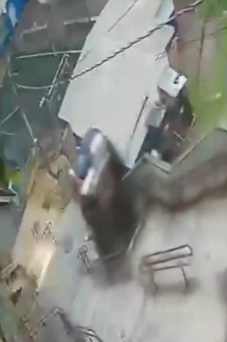 汽車在意外中翻滾。(影片截圖)