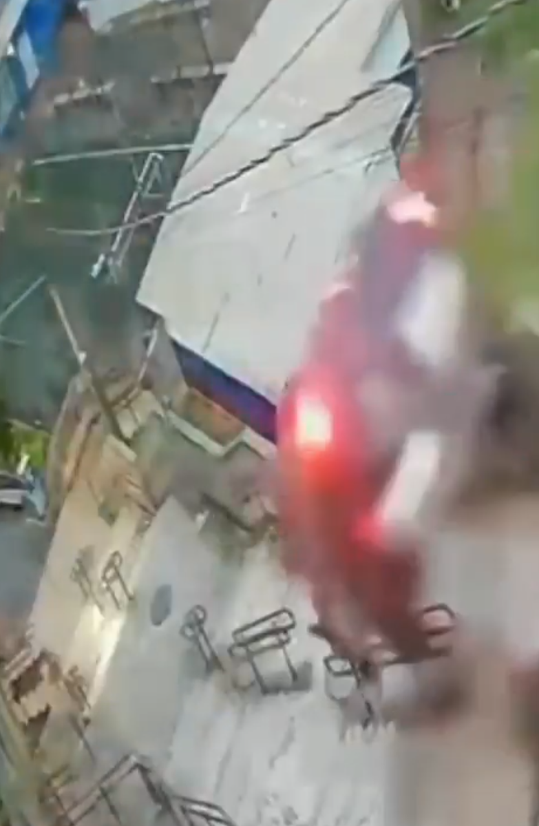 汽車失控墜落一條陡峭的室外樓梯。(影片截圖)