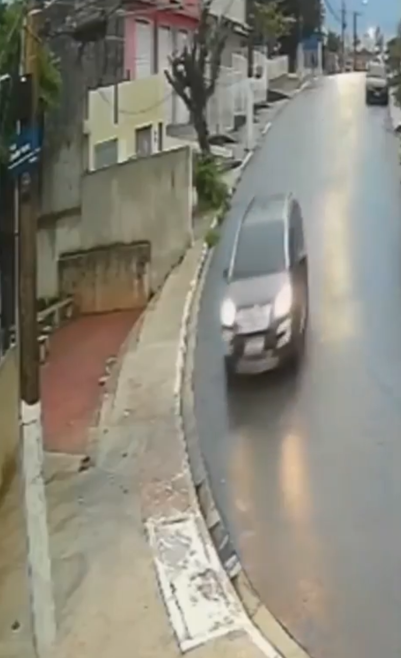 汽車失控撞欄杆再跌落長樓梯。(影片截圖)