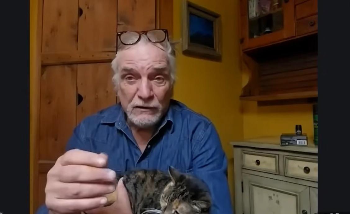 哈伯勒與貓咪阿薩團聚後受訪,分享他們的奇蹟故事。(互聯網)