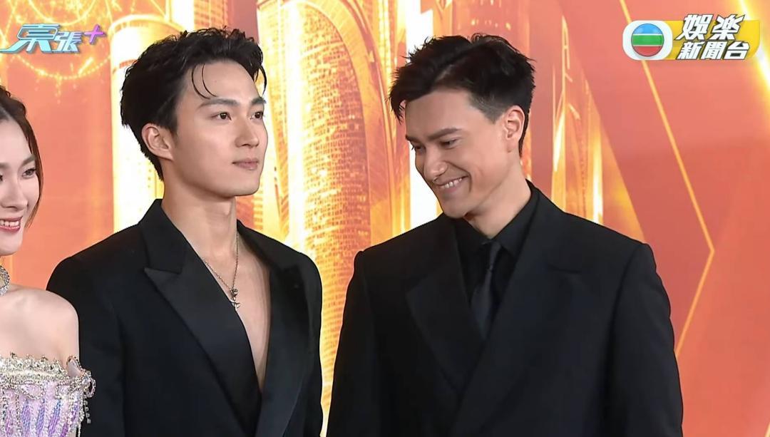 與周嘉洛一起行紅地氈的朱敏瀚也忍不住偷看他結實的胸肌。