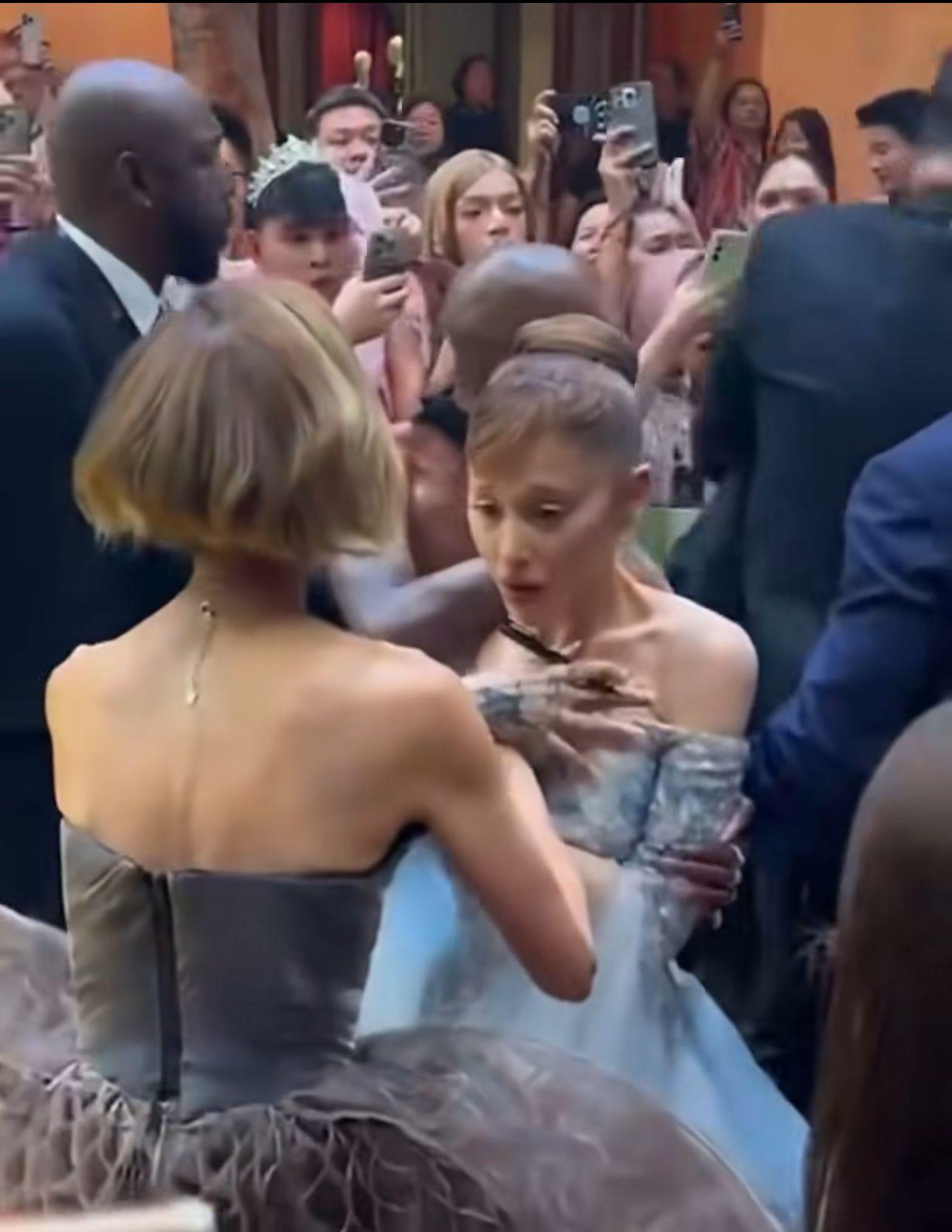 Ariana Grande遇狂迷埋身,拍檔Cynthia英勇護花。