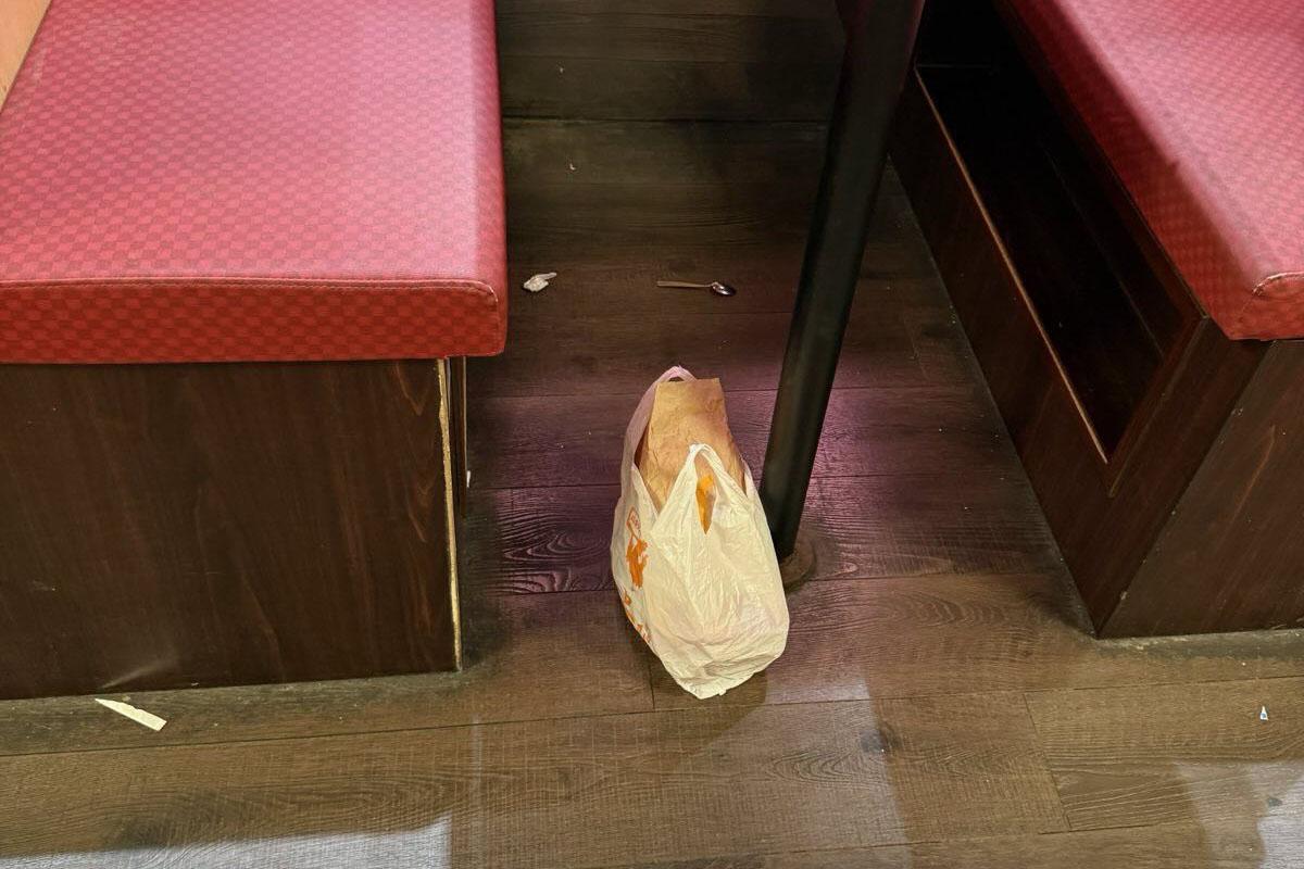 有壽司郎食客目睹有其他食客,在店內大肆享用手撕雞、快餐店薯條等外來食物,事後更遺下垃圾。(Threads圖片)