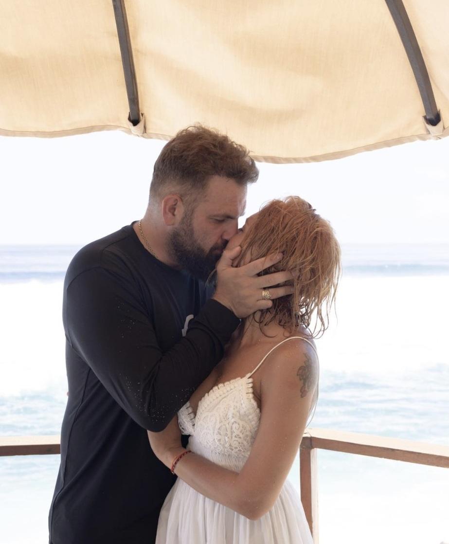 遇害的俄羅斯富豪諾瓦克與妻子安娜常在社交網分享富貴生活日常。(互聯網)