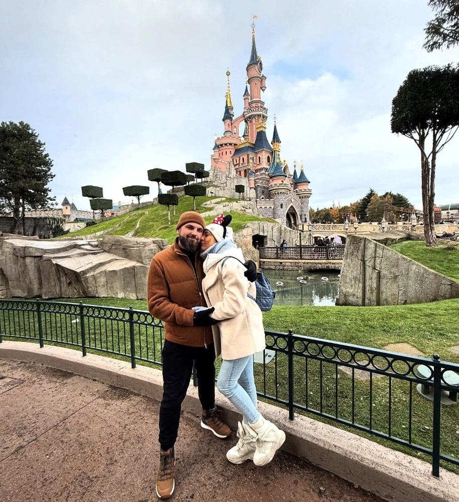 遇害的俄羅斯富豪諾瓦克與妻子安娜常在社交網分享富貴生活日常。(互聯網)