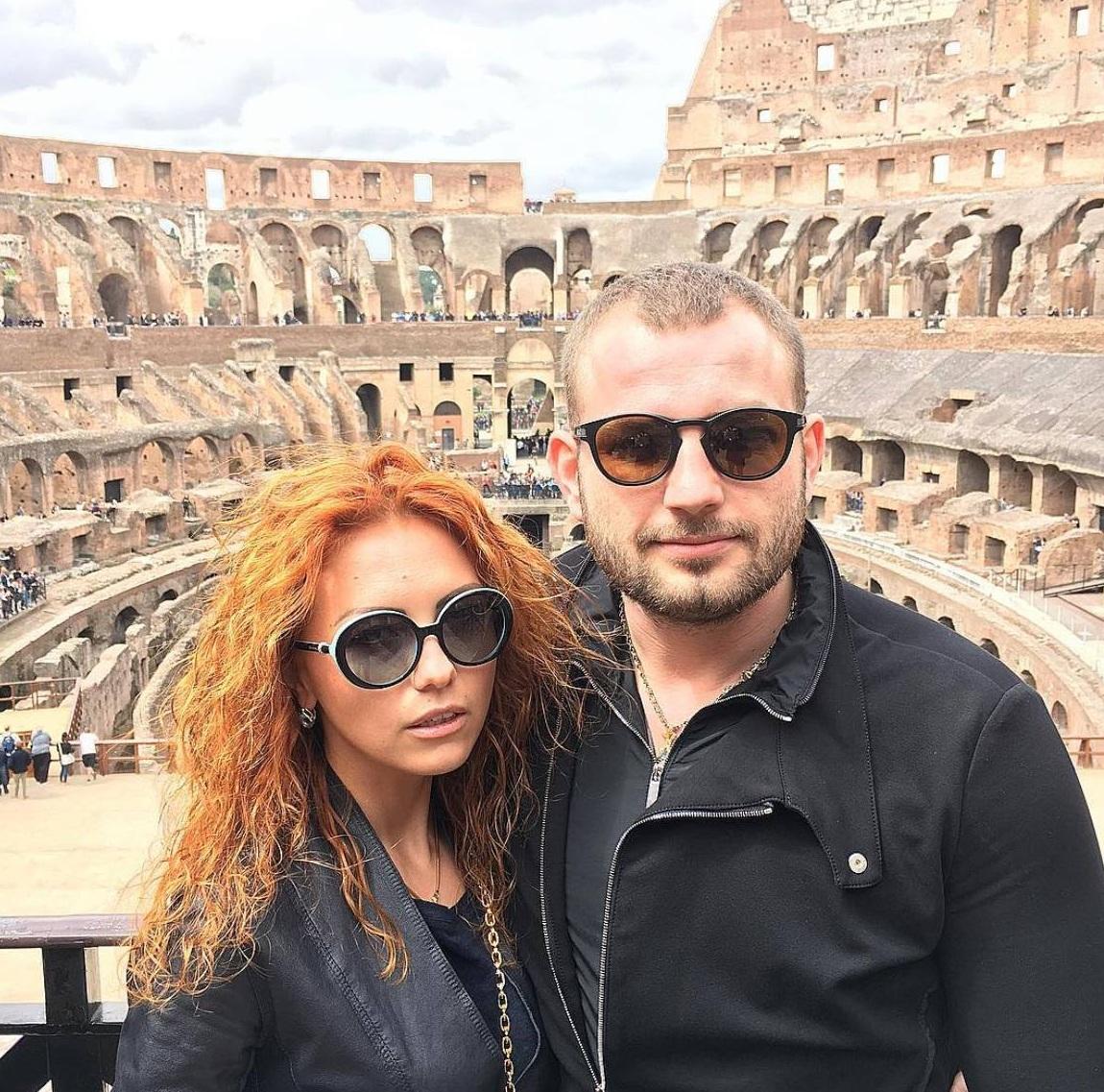 遇害的俄羅斯富豪諾瓦克與妻子安娜常在社交網分享富貴生活日常。(互聯網)