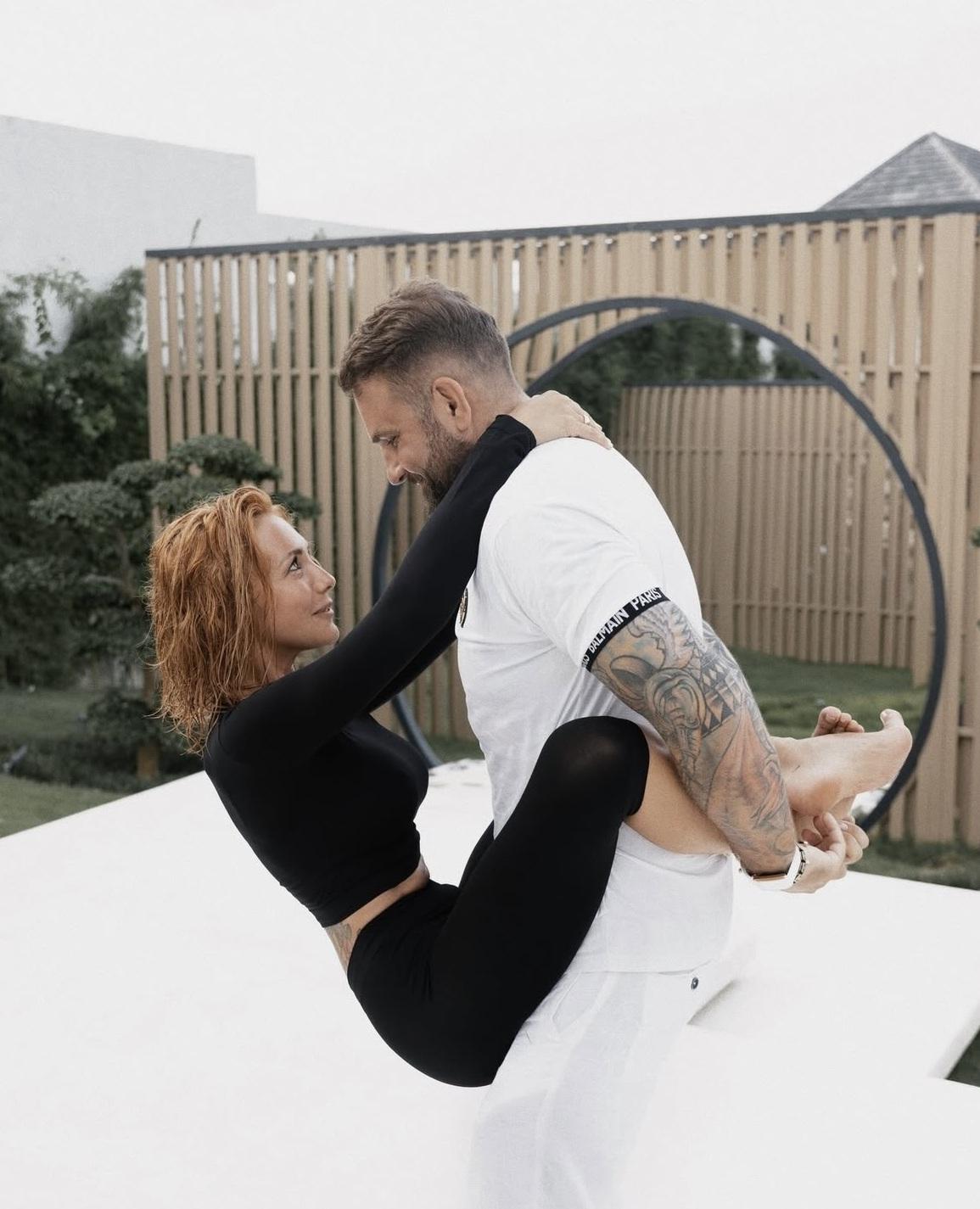 遇害的俄羅斯富豪諾瓦克與妻子安娜常在社交網分享富貴生活日常。(互聯網)