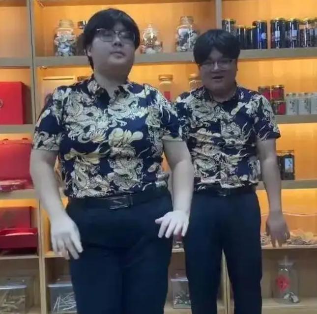 廣東東莞一對95後夫妻「廣東土夫婦」常穿上同款衣服拍片。(網上圖片)