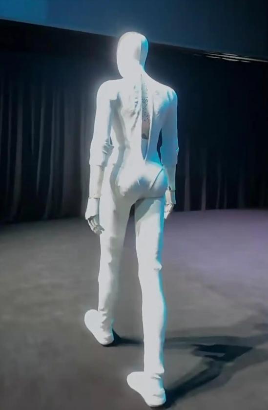 影片中機械人解開衣服,以證明其真實性。(《澎湃新聞》)