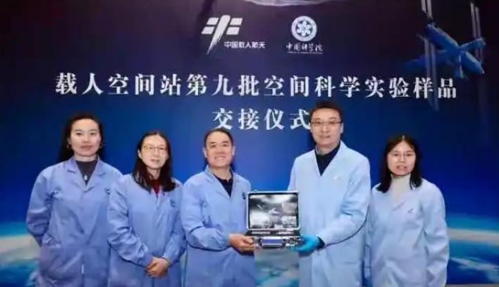 華中科技大學研究團隊接收從太空返回的「月壤磚」。(《湖南日報》)