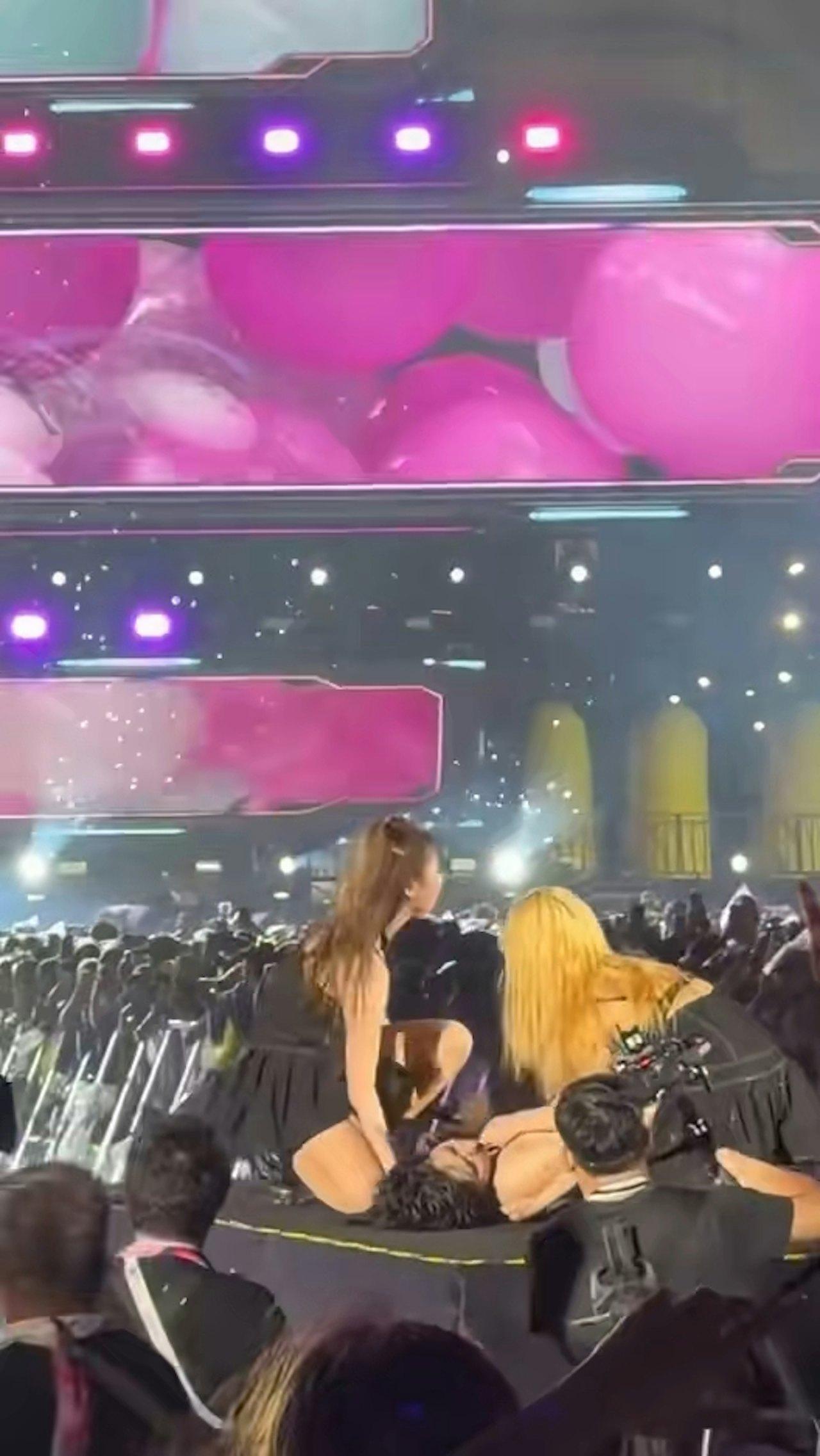 泫雅在台上暈倒。