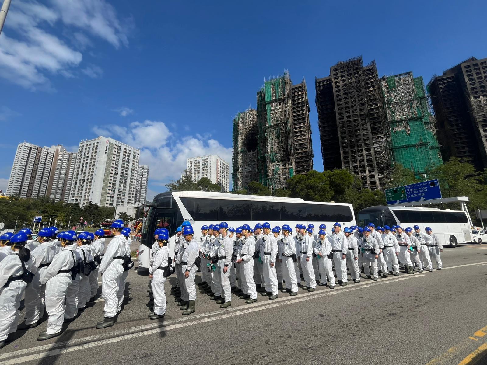 大埔宏福苑五級火造成多人死傷,在大廈內還有多具未辨識身份的遺體,警方災難遇害者辨認組今日進入現場搜索。