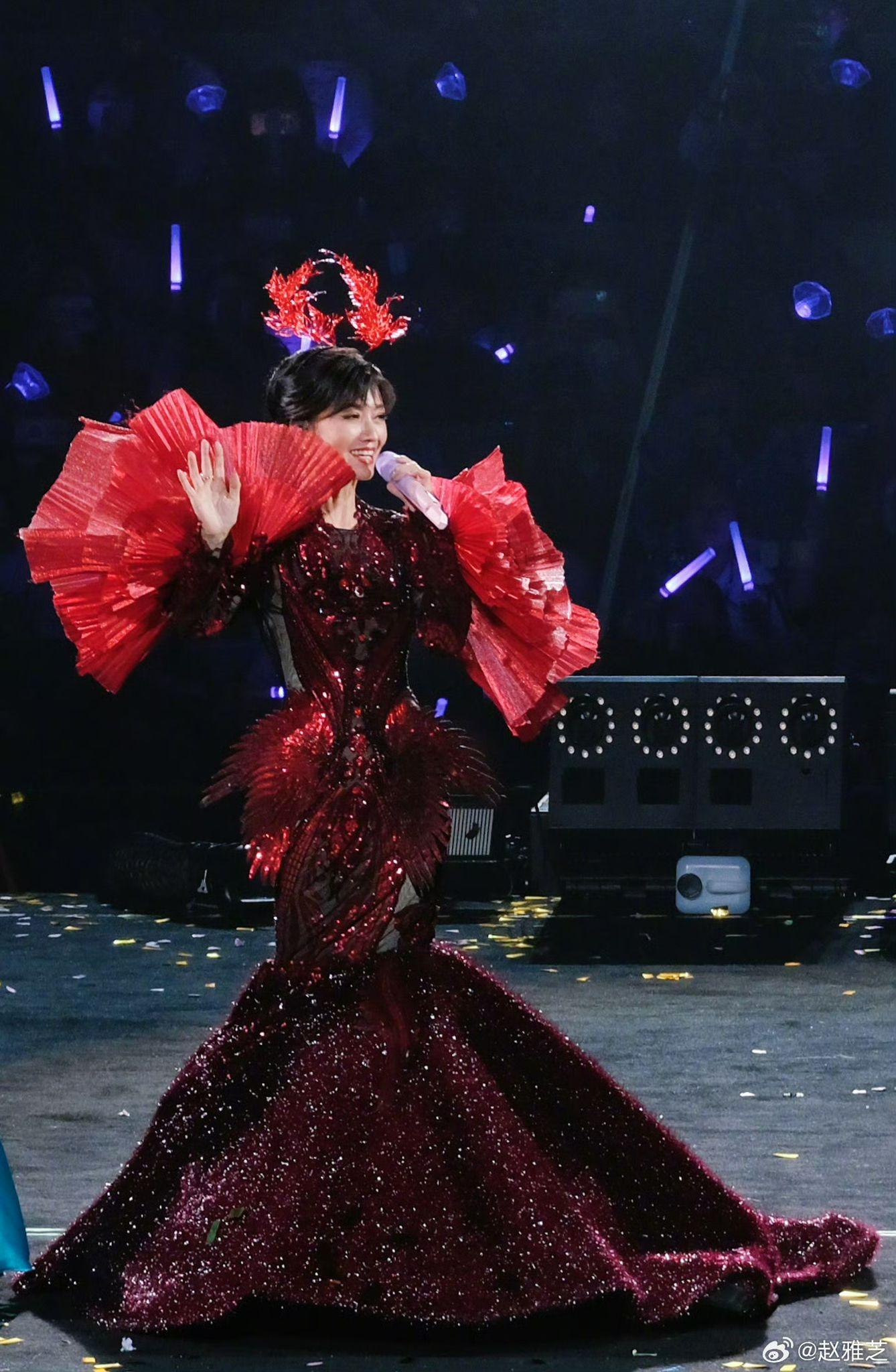 趙雅芝在派對上使盡渾身解數。