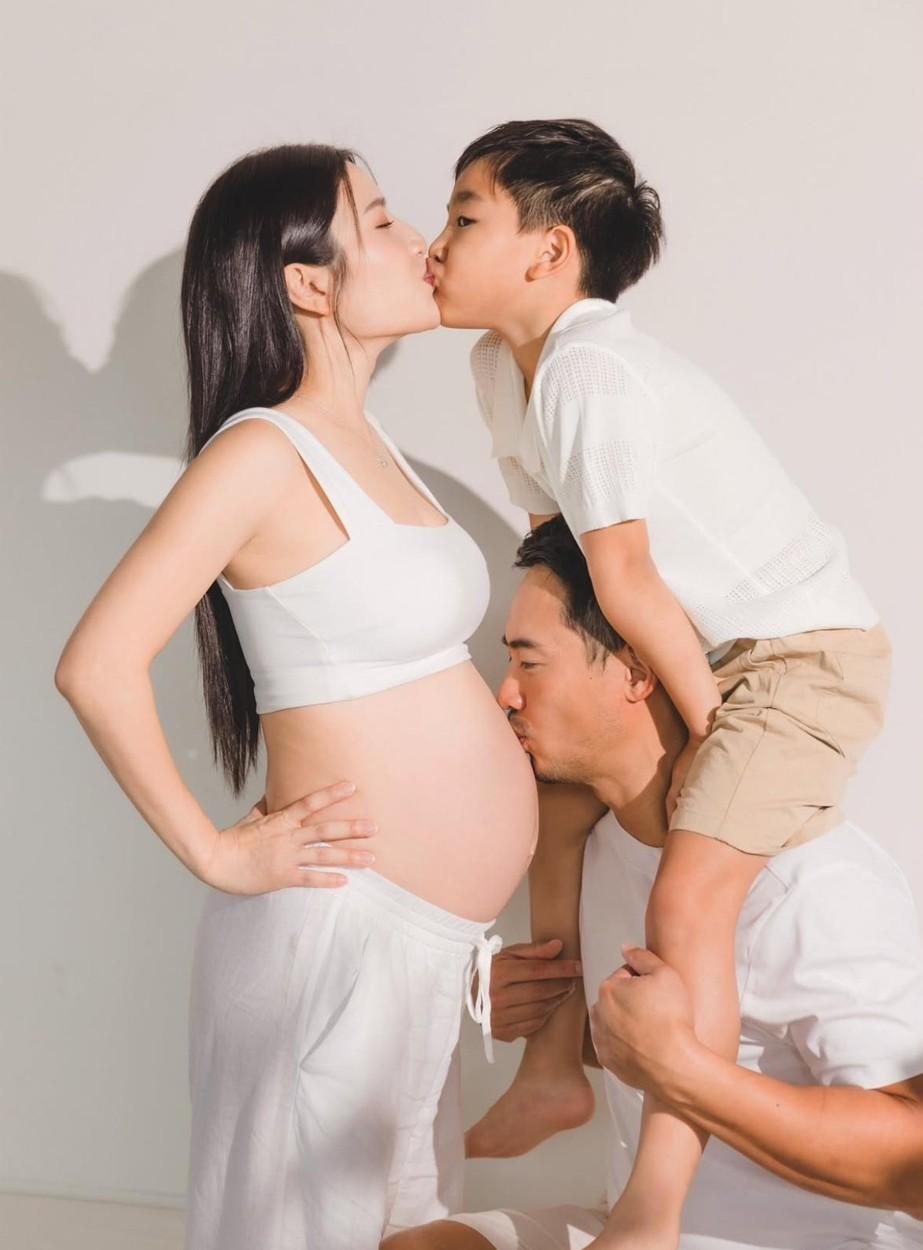 Coffee挺大肚拍攝全家福。