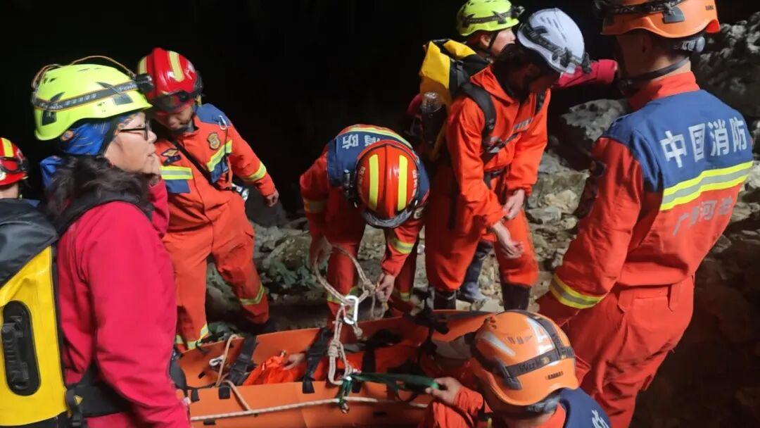 救援人員把被困的韋先生固定在擔架上。