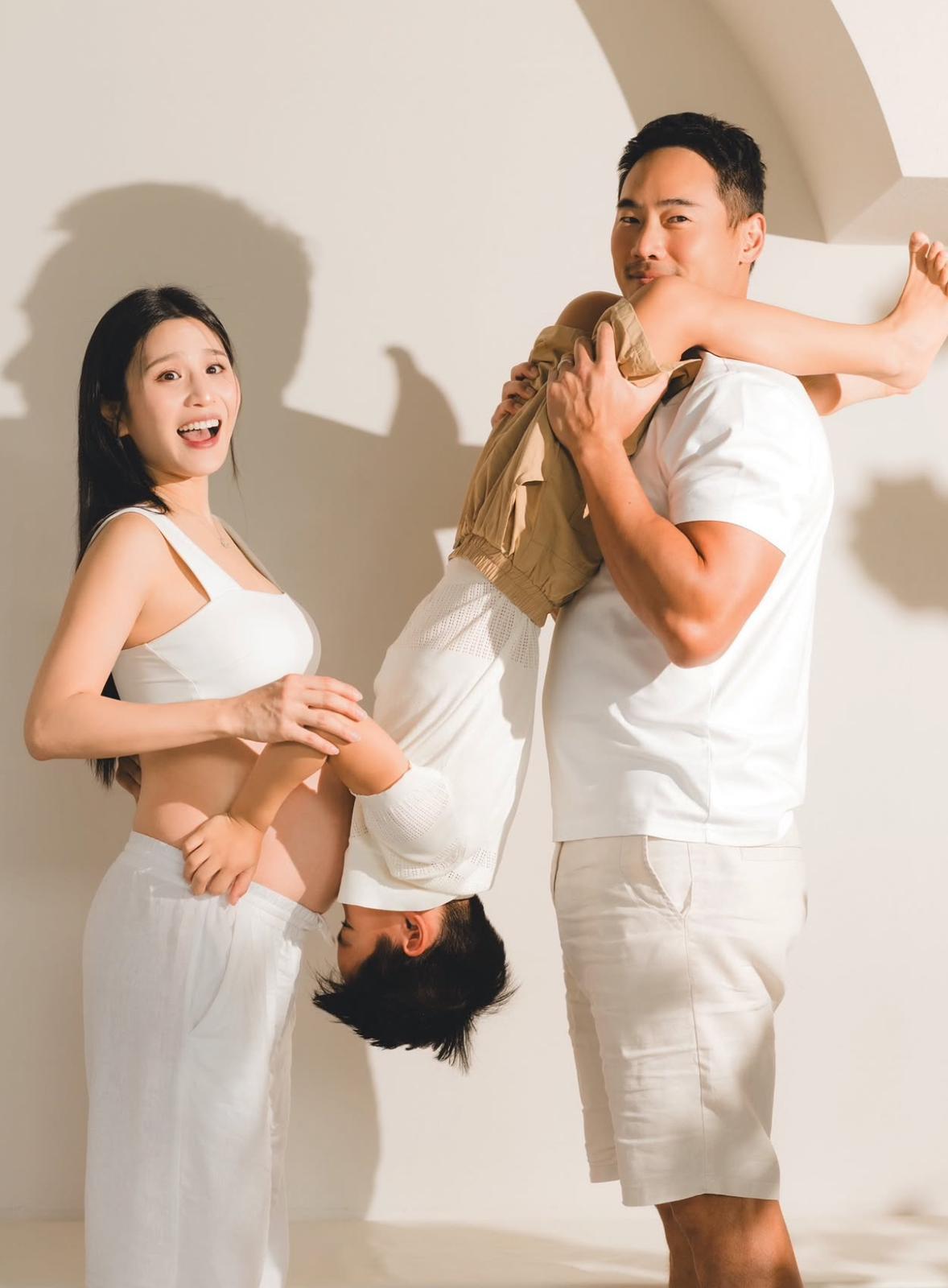 Coffee帶囝囝翟德彥到影樓拍靚相。