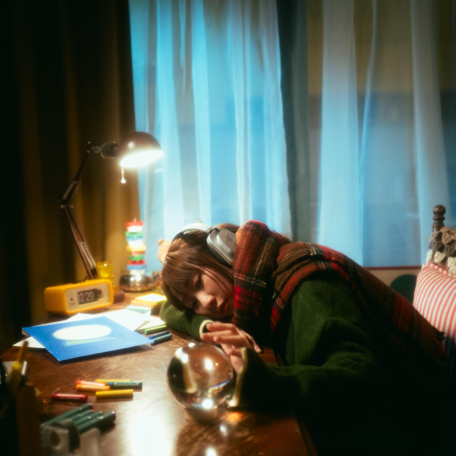 麗英新歌《安靜的水晶球》今次MV棄用靚仔。