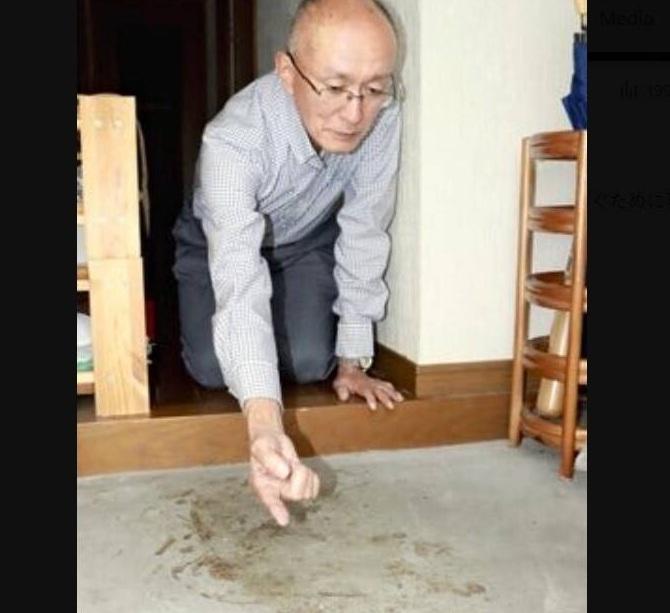 高羽悟為保留環境證據,多年來堅持租下案發的公寓,玄關的地板上至今仍留著已變成褐色的血痕。(互聯網)