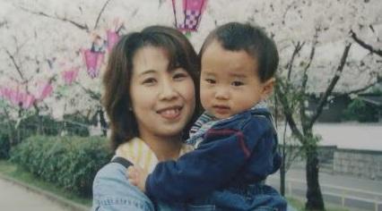 死者高羽奈美子生前與兒子的生活照。(互聯網)