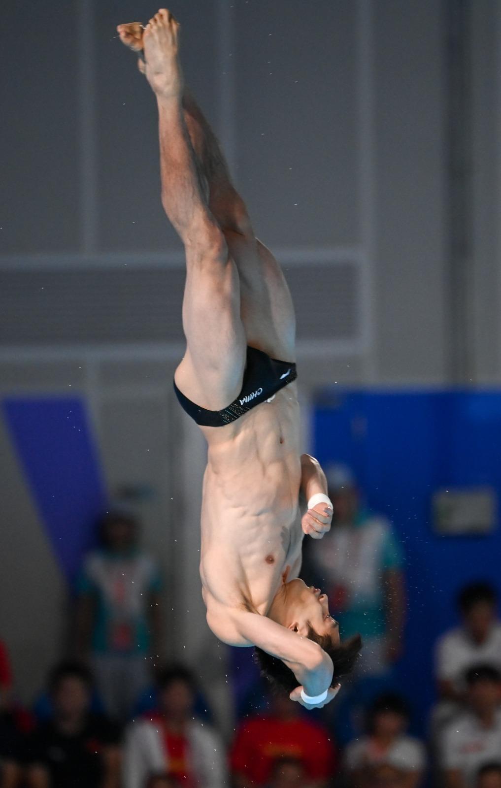 全運會跳水男子雙人10米台金牌得主練俊傑,被網民大讚側面似劉俊謙。(新華社)