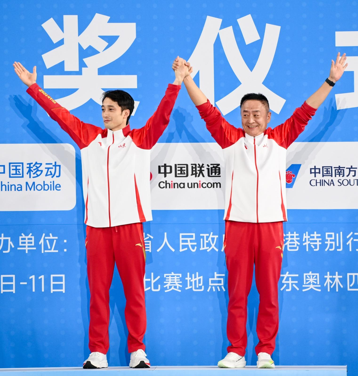 全運會跳水男子雙人10米台金牌得主練俊傑,被網民大讚側面似劉俊謙。(新華社)