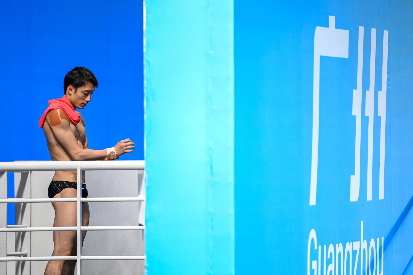 全運會跳水男子雙人10米台金牌得主練俊傑,被網民大讚側面似劉俊謙。(新華社)