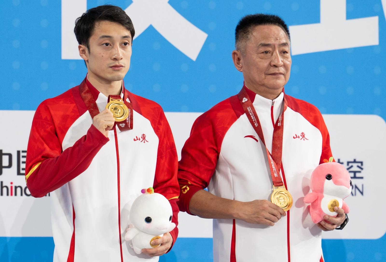 全運會跳水男子雙人10米台金牌得主練俊傑(左),被網民大讚側面似劉俊謙。(新華社)