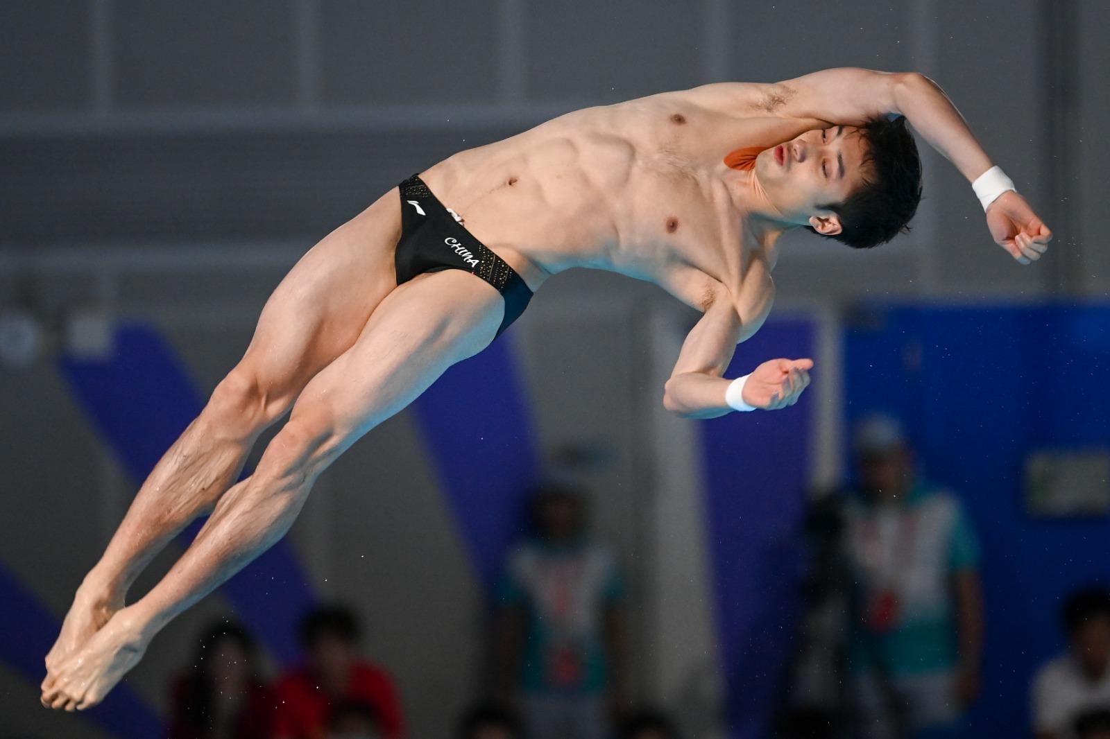 全運會跳水男子雙人10米台金牌得主練俊傑,被網民大讚側面似劉俊謙。(新華社)