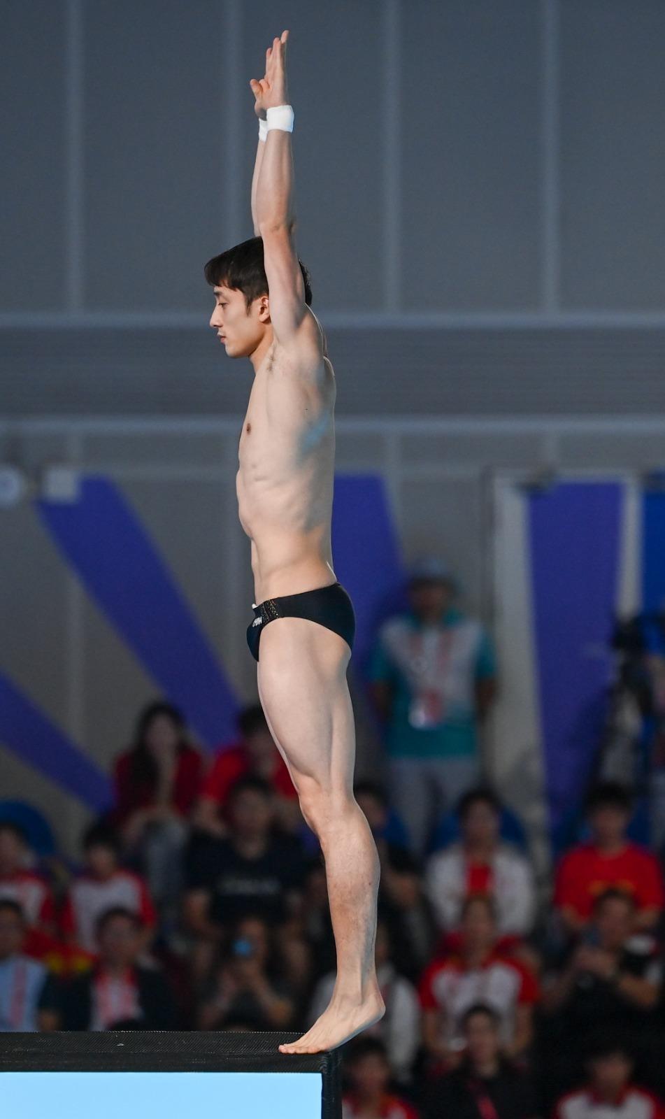 全運會跳水男子雙人10米台金牌得主練俊傑,被網民大讚側面似劉俊謙。(新華社)