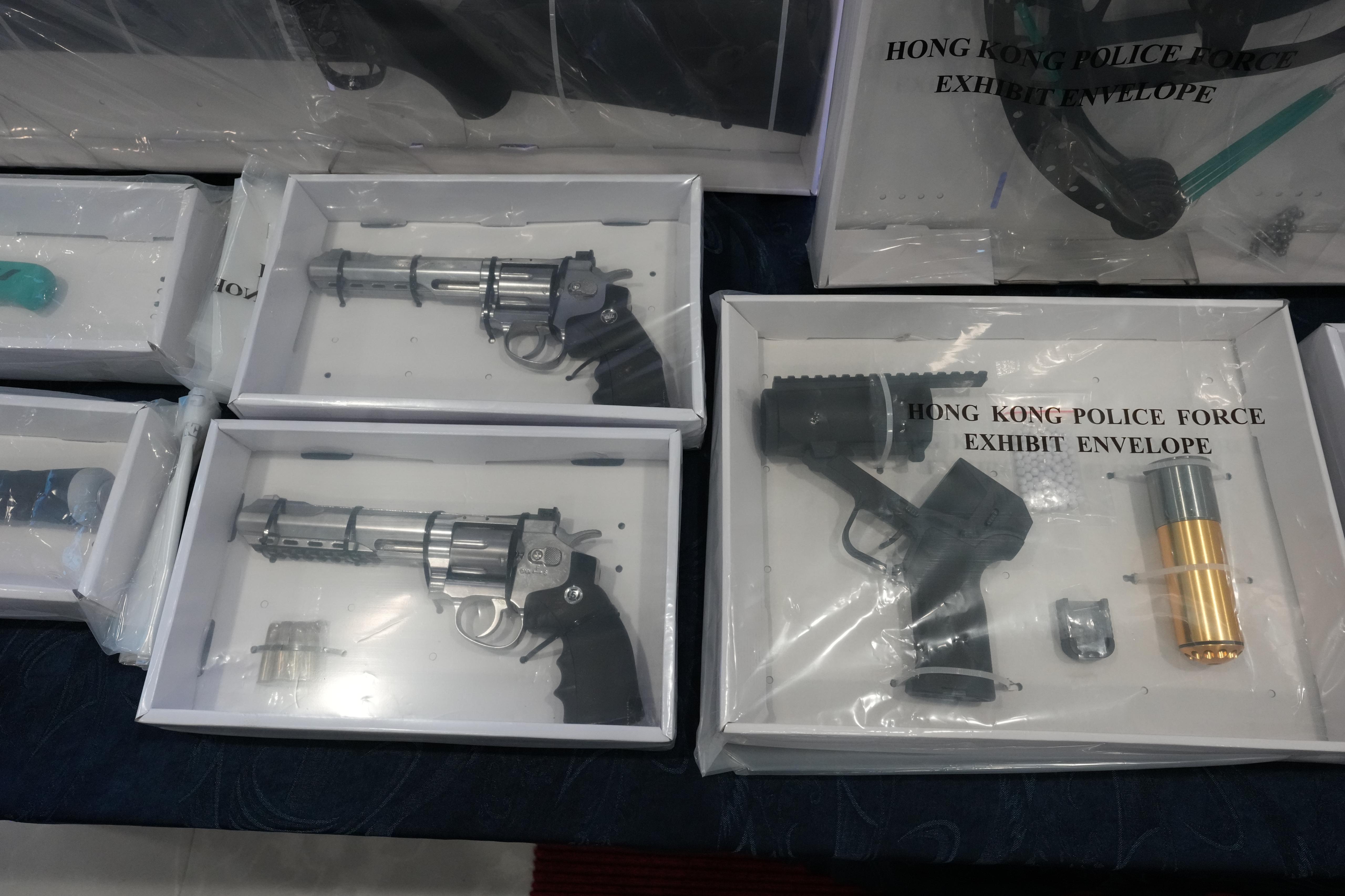 海關毒品調查科人員在土瓜灣定安大廈掃毒期間遇襲,3名關員遭菜刀斬傷,疑兇潛逃六日後在元朗被捕。警方在涉事單位檢獲一把刀、五支氣槍、一把弩和一批市值約180萬元的毒品,包括約4公斤海洛英、約40克氯胺酮及15克冰毒,在場走廊位置檢獲一把染血利刀。