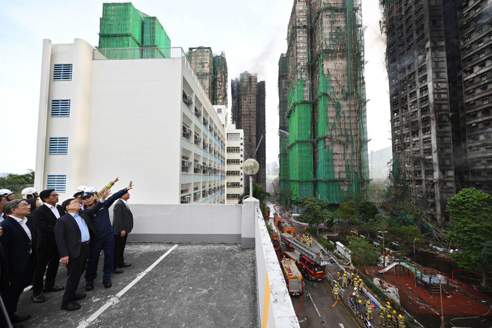 行政長官李家超下午到大埔宏福苑視察火警現場。