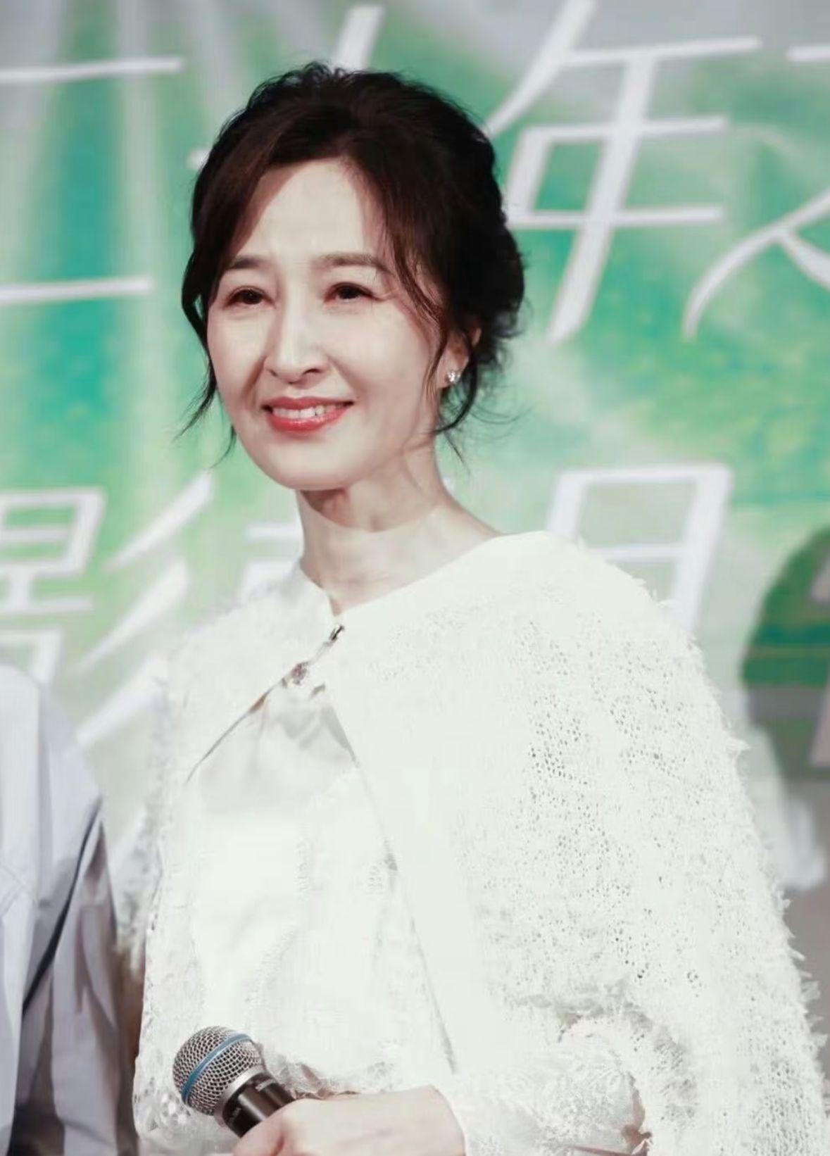 娥姐淡妝上陣。