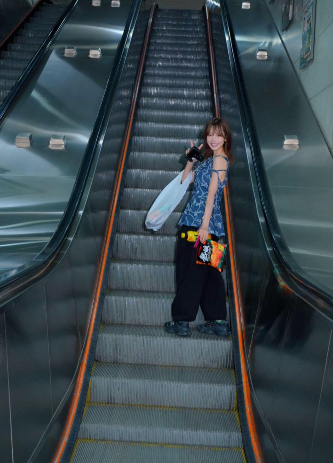 桃乃木抵港即瘋狂打卡。