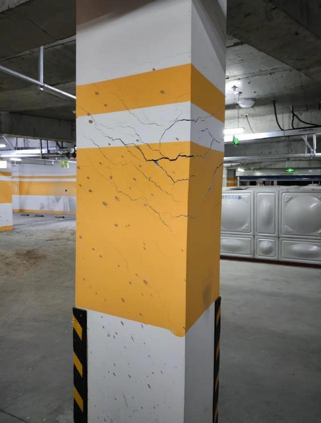 有些柱子出現裂縫。(瀟湘晨報)