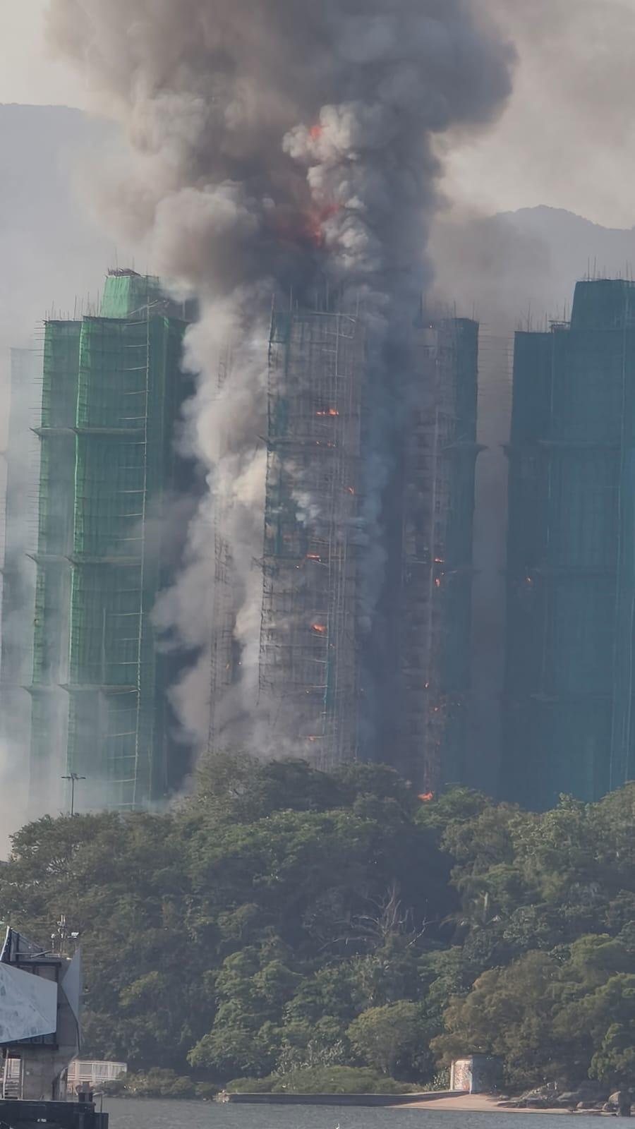 大埔宏福苑宏昌閣外牆棚架起火,消防將火警升為三級。 (網上圖片)
