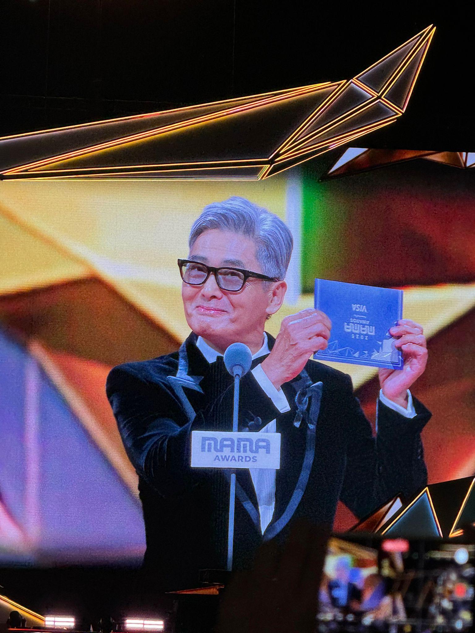 周潤發壓軸現身《2025 MAMA AWARDS》,頒發Artist Of The Year。