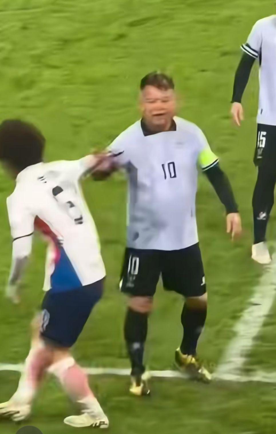 叻哥一見到對手痛到彎腰,便隨即上前輕拍對方示意表達歉意!