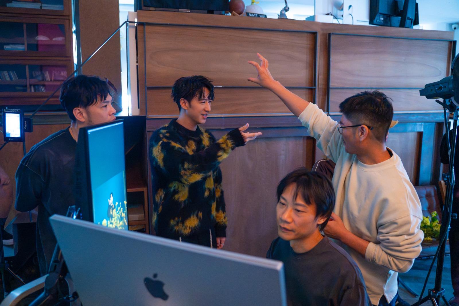 馮允謙拍攝雙海報迎接明年戶外騷。